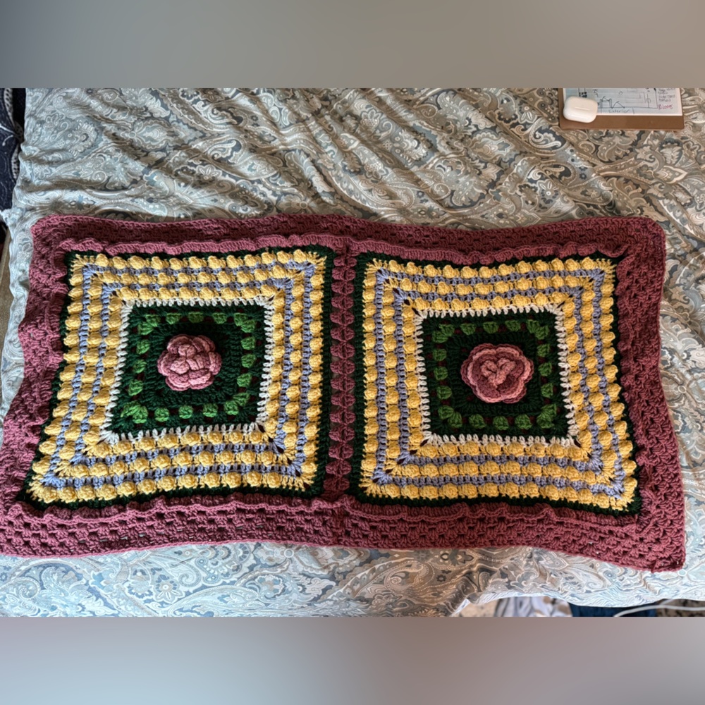 RARE Circa 1980’s Massive Crochet Comforter and Matching Pillow Shams - Picture 12 of 13